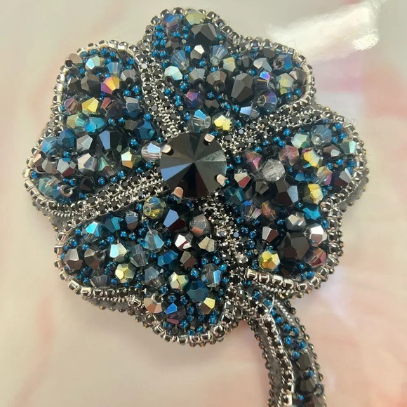 VQ Handmade Leaf Brooch - Picture 4 of 7